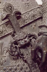 Yksityiskohta ketjupostikädestä, Maximilian I:n haudasta 1459-1519, valmistettu Peter Vischerin työpajassa n. 1460-1529 pronssia